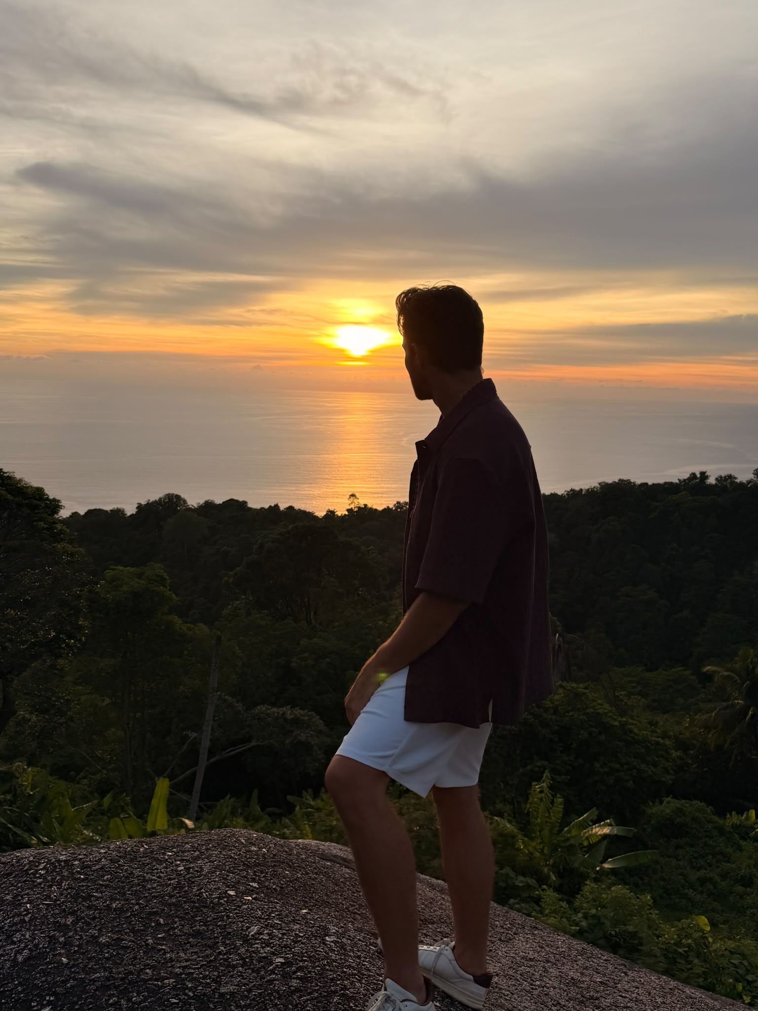 Leonardo V. Gallo blickt bei Sonnenuntergang über dem Meer